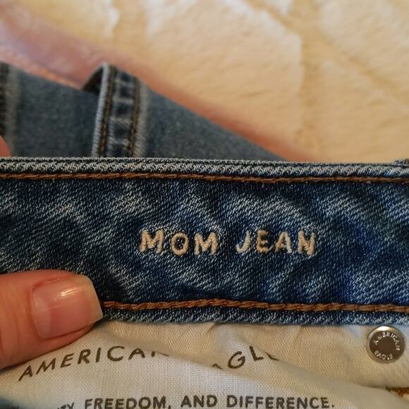 EUC American Eagle Mom Jeans, 8 - Picture 8 of 8